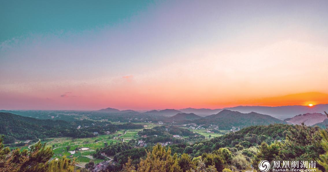 天华山顶俯瞰青山铺镇,田园风光一览无余。 供图