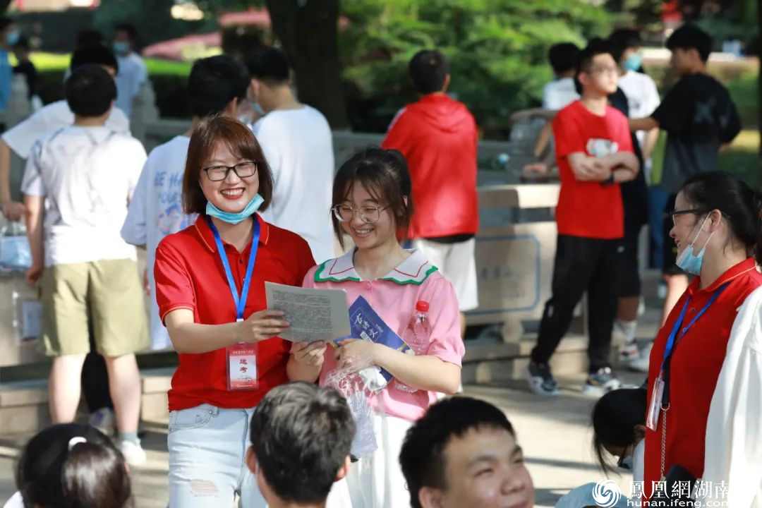 难忘的场景――来自常德市鼎城区高考期间场外镜头