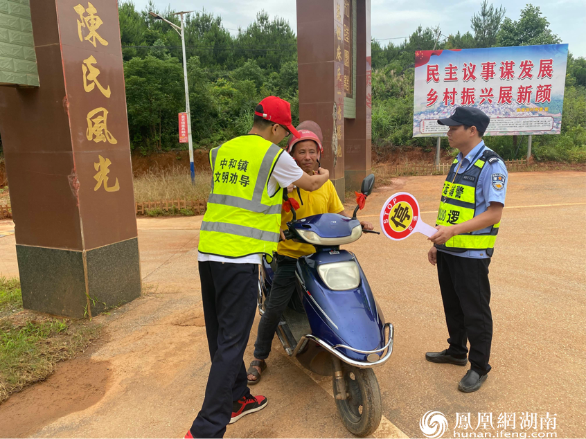 中和镇“两站两员”开展道路交通安全劝导