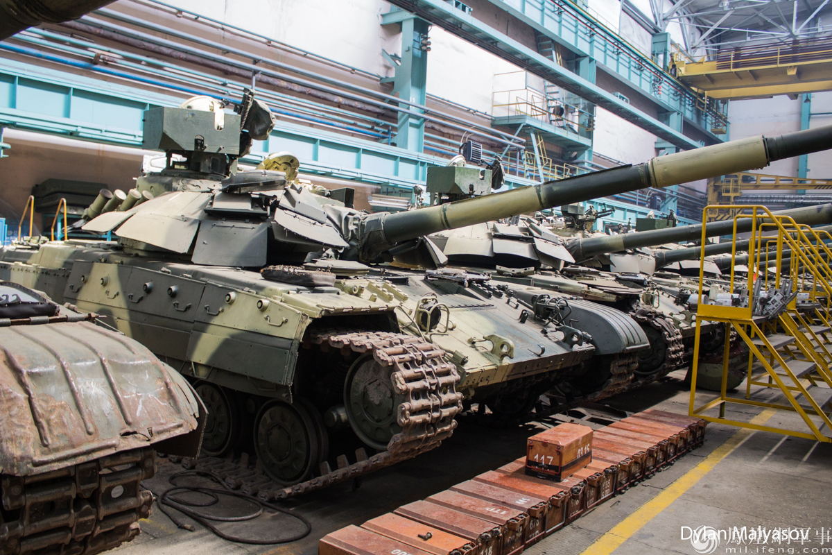 图注：战前在工厂中接受升级的乌克兰T-64BM型主战坦克
