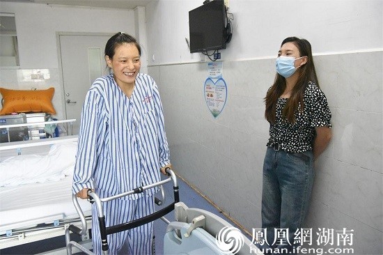6月23日，髋关节置换手术后第8天，西藏女子格桑卓玛在病房进行锻炼
