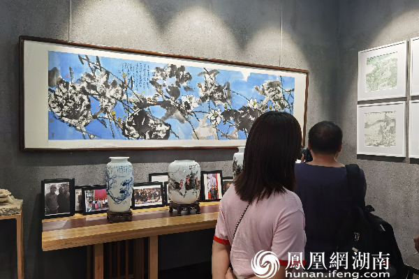 观众在画前驻足欣赏