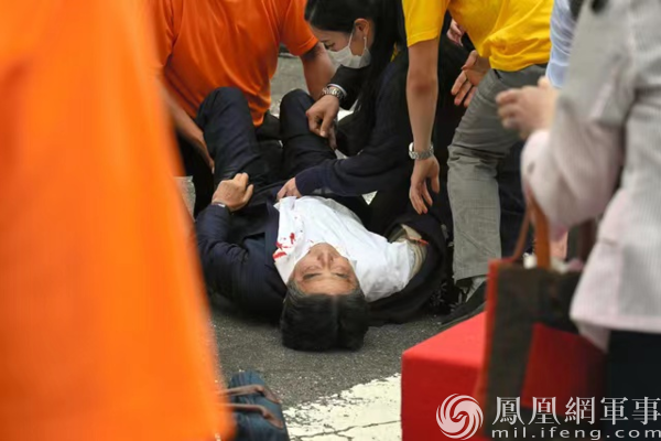 从现场画面来看，安倍晋三受伤很重，被枪击后已丧失意识