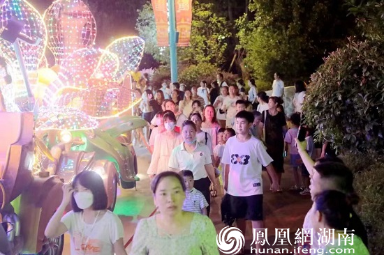 火热的夜场热闹的人流