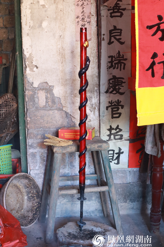 行法楠蛇棍，又称师棍。蛇象征行法打邪，金色蟾蜍象征招财。