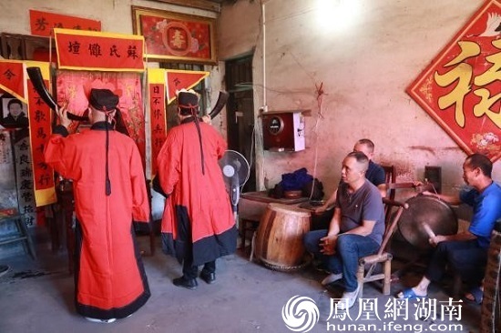 红色法袍，在一些请神、祭祀仪式上使用。