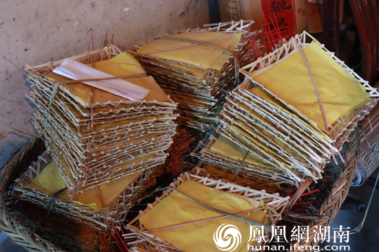 楮箱，杀鸡洒血在其上，之后焚烧，用来答奉上界菩萨。