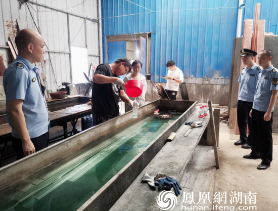 检测公司正对除油槽不明液体采样。 长沙县行政执法局供图