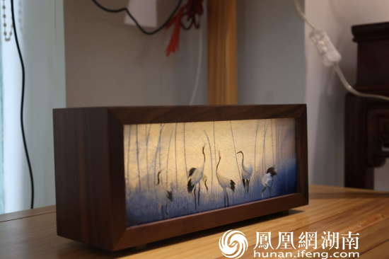 获得实用新型专利证书的湘绣文创产品——小夜灯。