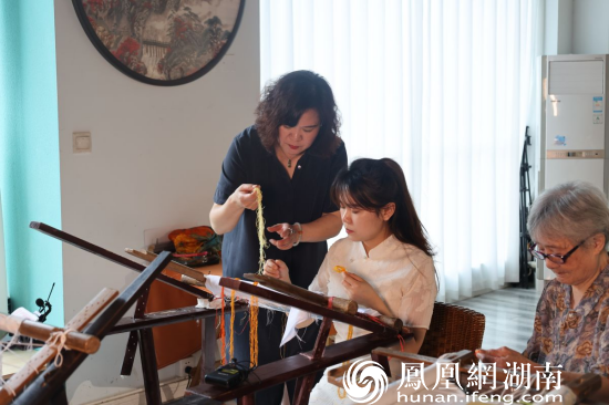 祖孙三代传承湘绣,蒲宇凤在刺绣,母亲在旁边指导,外婆在帮忙分线。