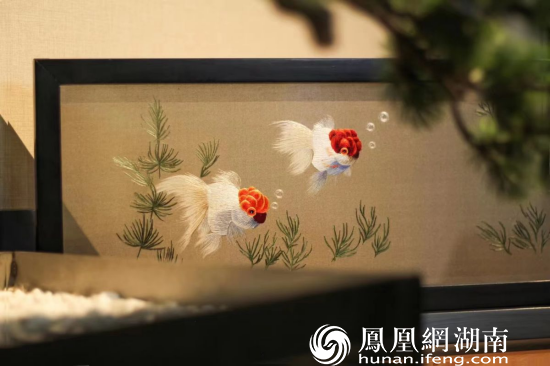 “90后”湘绣传承人一针一线绣成精美家居摆件。