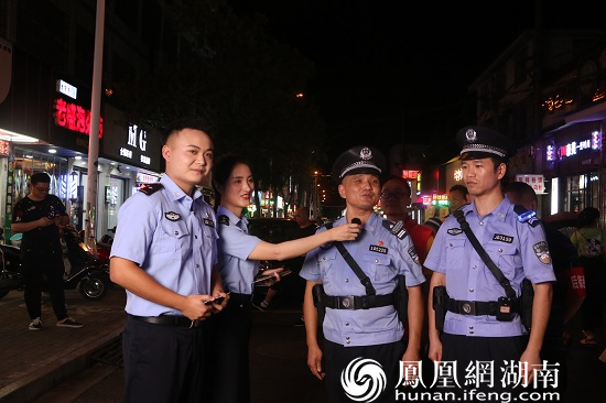 “线下”与夜间巡逻队伍互动