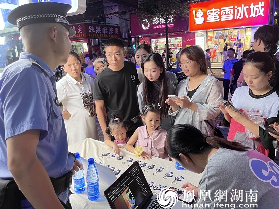 “线下”市民热情参与