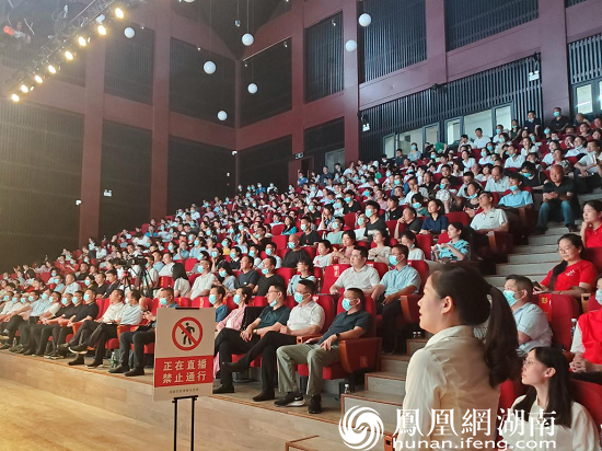 （现场观众认真聆听）