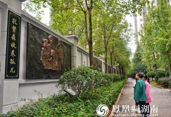 （向星社区楚天世纪城小区廉政文化墙润物细无声。）