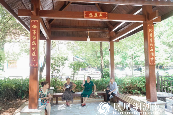（东城名苑小区“思廉亭”成了居民们乘凉聊天的好去处。）