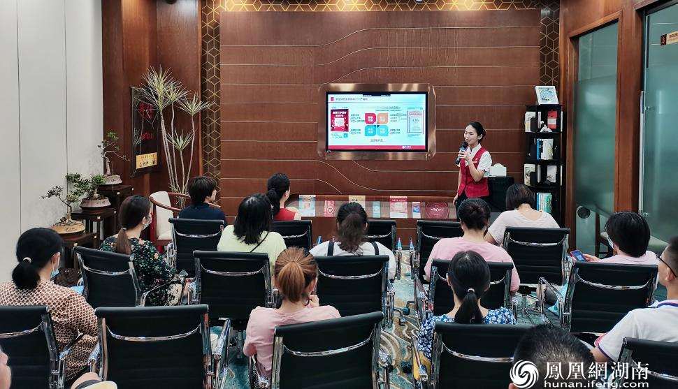 中信银行工作人员正在给家长讲解金融知识