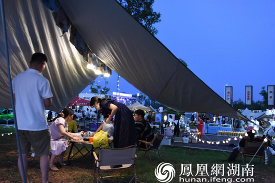 市民在音乐节现场开展露营