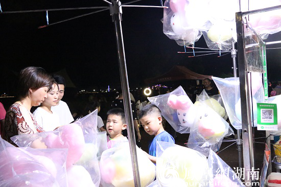 集市区棉花糖摊位备受欢迎