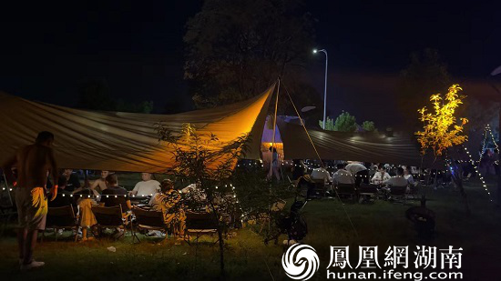 天幕下露营烧烤