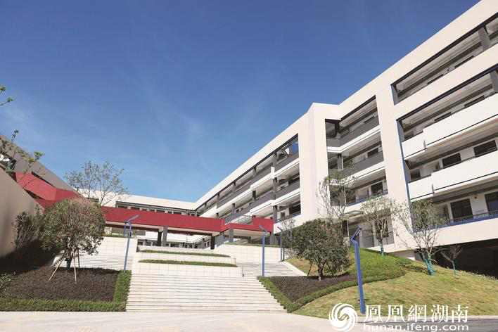 新落成的雅礼实验田汉学校在蓝天白云下格外耀眼。李杰 摄