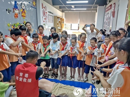 演示心肺复苏急救方法