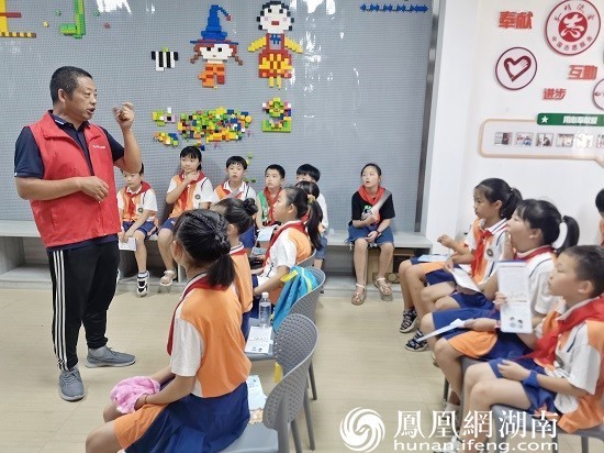 同学们认真听讲