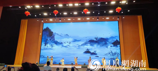 龙溪铺镇财政所表演的《华服走秀》