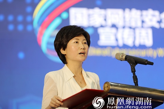 常德市武陵区委常委,宣传部长宋雨泓宣读《文明上网倡议书》