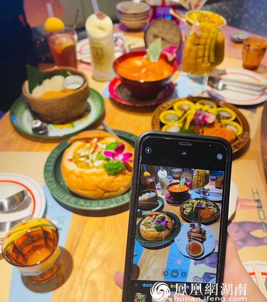 食客在pokipoki泰国菜店拍照打卡。摄影 陈小薇