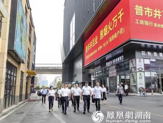 工商银行湖南省分行党委书记、行长张慎一行前往高桥大市场指导“商户贷”推广等相关工作。