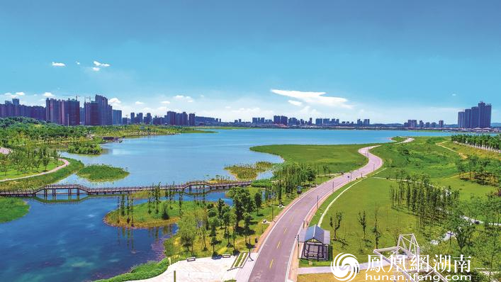 十年来,长沙县城乡面貌日新月异,按照“三年成形、五年成城”的目标,集科教创新、总部商务、健康医养、生态宜居于一体的松雅湖生态新城呼之欲出。 梁超 摄