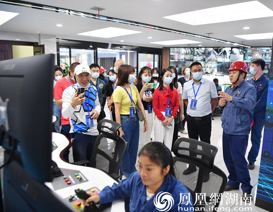 媒体记者和网友代表参观采访湘钢五米宽厚板智慧中心。