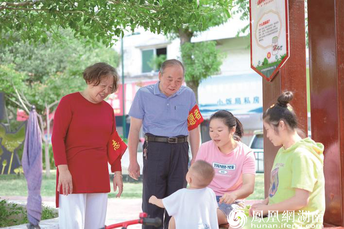 中南汽车世界社区有了这群热心的“和事老”,社区一派家庭和美、邻里和睦、社区和谐的幸福图景。图为李亚菲(左)在小区与居民聊天,询问情况。章帝 摄