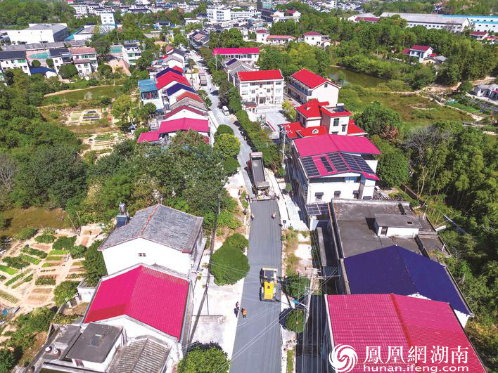 在长沙县北山镇蒿塘社区，X038县道正在提质修建。章帝 摄