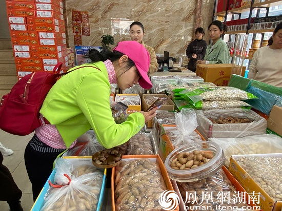 网红达人拍摄不同种类的坚果原果。