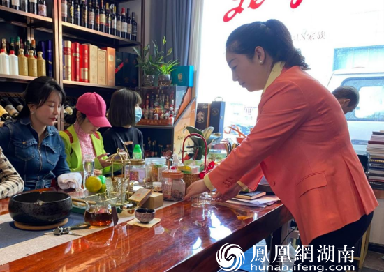 网红达人现场品鉴博士茶。