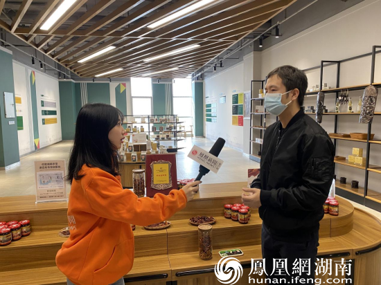 展馆负责人介绍非洲卢旺达辣椒制作成的辣椒酱。