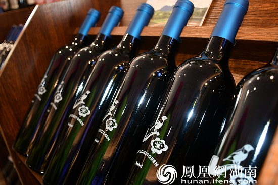 店内陈列的天阶系列葡萄酒。