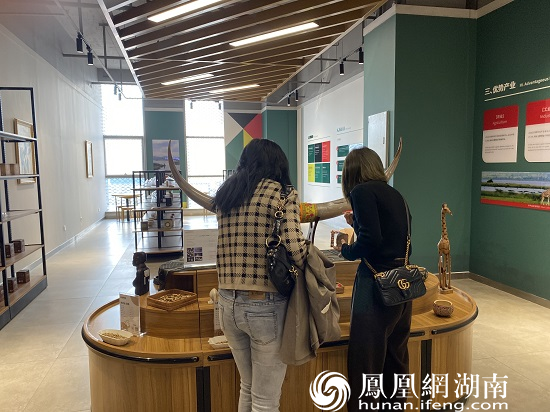 网红达人参观埃塞俄比亚咖啡原豆展馆。