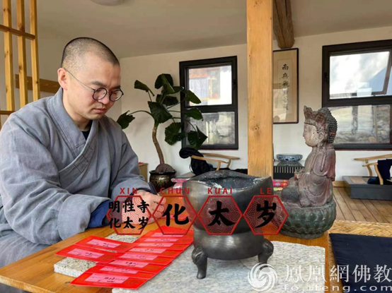 工作中明性寺住持养仁法师