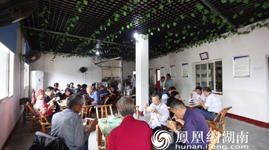 在“互助幸福屋”用餐的老人们