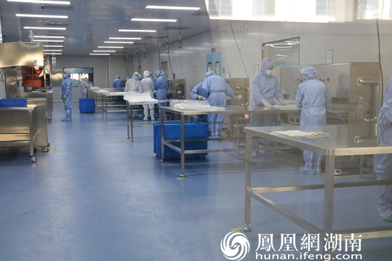 楚天思优特生物技术（长沙）有限公司工厂里工人正在生产