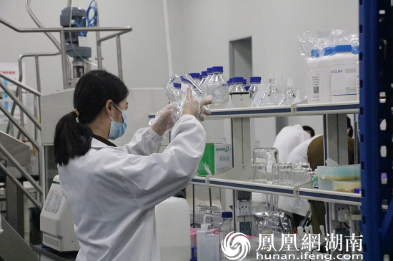 楚天微球生物技术（长沙）有限公司工厂内研究员正在研发