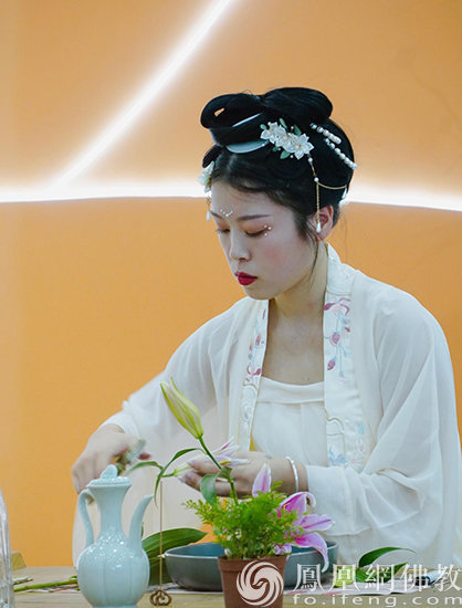 插花（图片来源：凤凰网佛教 摄影：王子轩）