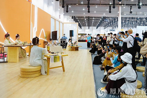 雅集活动现场人影攒动，欣赏着四大雅事的表演（图片来源：凤凰网佛教 摄影：王子轩）