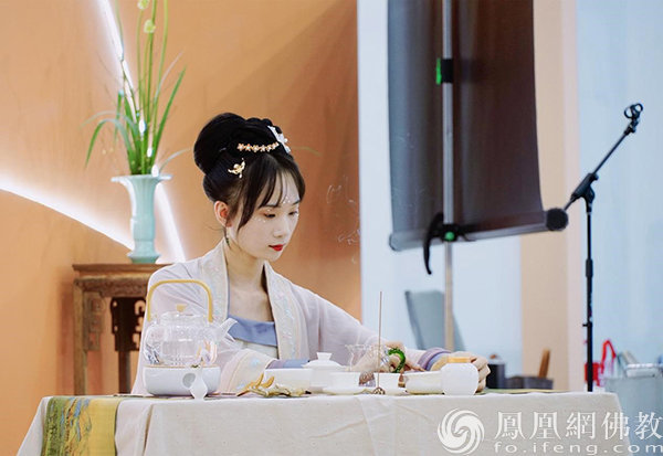 煮茶（图片来源：凤凰网佛教 摄影：王子轩）