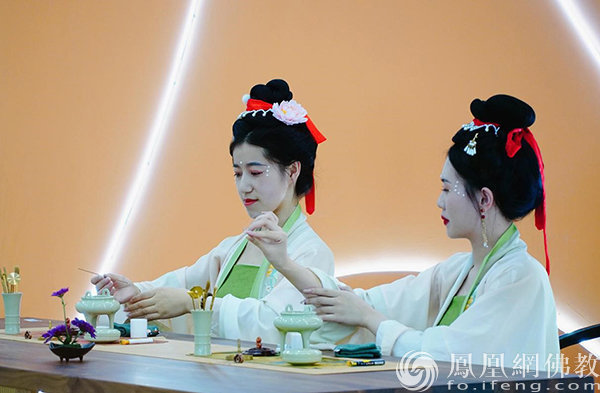 焚香（图片来源：凤凰网佛教 摄影：王子轩）