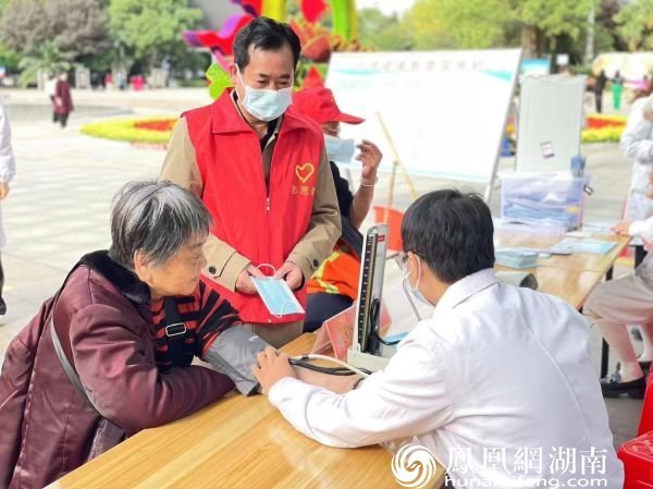 资阳卫健义诊基层行 （摄影：李牧益）