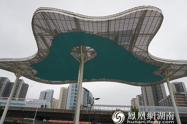 “溪悦荟”的天幕系统，是湖南省首个将LED屏幕应用在广场上方的商场。